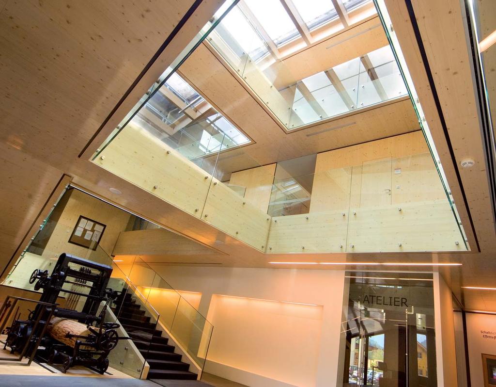 RUBNER Architetto Bergmeister Gerd I - Bressanone Klimahaus A mit Vorsatzfassaden aus punktgehaltenem Glas und Einfassungen aus poliertem Edelstahl, Dachverglasung, Eingangssituation Projekt: