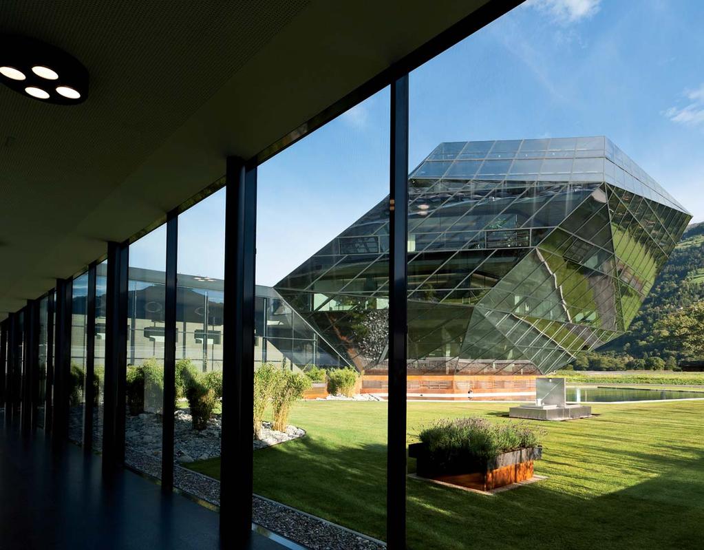 BERGKRISTALL Architetti Architekturplus I - Bressanone Gebäudehülle mit statischer Unterkonstruktion aus Sonderprofilen, Stahl endlackiert und Sonnen- / Wärmeschutzverglasung.