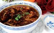 - 汤 Hot and sour soup 2 Chinesische Ravioli Suppe (Gefüllt mit Crevetten)