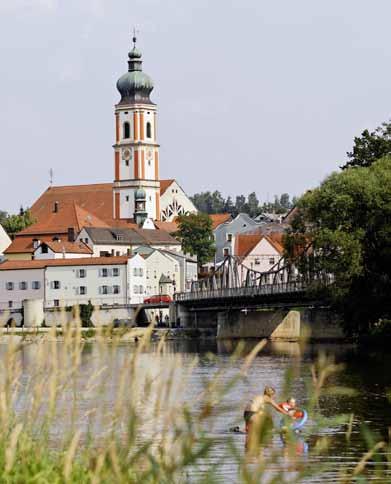 10 Projekte kommunal.info Blick auf die Stadt Roding. Hier setzt Bayernwerk Natur ein Nahwärme-Konzept um.