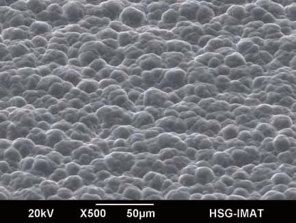 Gleichzeitig werden durch eben diesen Prozess Katalysatorkeime für die außenstromlose Metallabscheidung freigelegt.