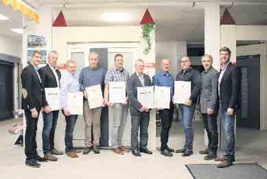 Sieben Jubilare feiern insgesamt 220 Jahre Betriebszugehörigkeit Firma Wilhelm Peine GmbH ehrt langjährige Mitarbeiter für ihr Engagement Getreu dem Motto Das Beste kommt zum Schluss gratulierte die