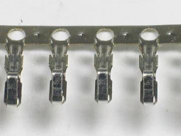48 befindlichen Lautsprecherstecker verwechseln! [ ] St 5 2 poliger Steckverbinder auf Hauptplatine (B3/3). Achte auf die Lage der Nase.