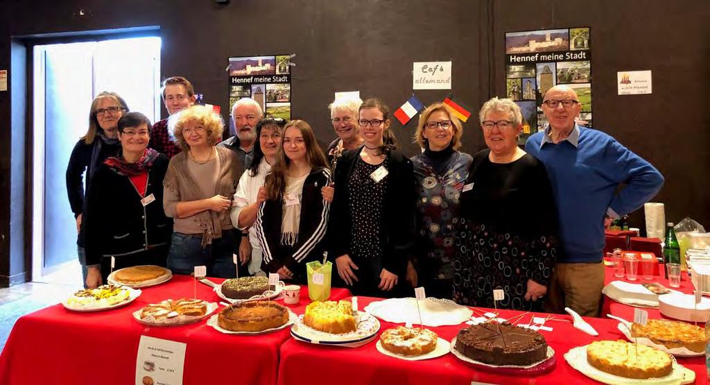 konnte das Team des Café allemand in der französischen Partnerstadt Le Pecq anbieten. Das Marché de Noël-Team 2018: Erste Reihe von links: Martina Quadt-Lubitz (Stellv.