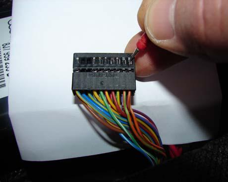 Bild 5/6: Kabel orange/braun (Pin 10) und orange/grün (Pin 9) aus dem Stecker entfernen.
