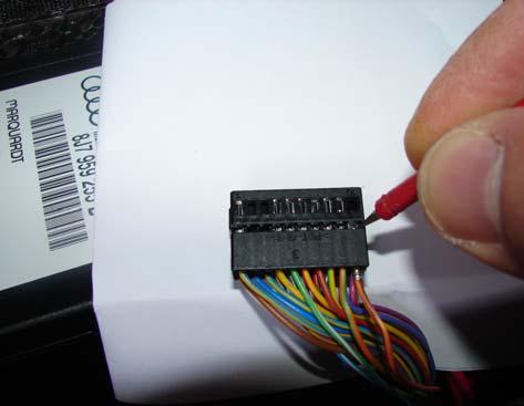 Verriegelung) nach unten drücken (Bild rechts). Jetzt kann das Kabel vollständig aus dem Stecker gezogen werden.