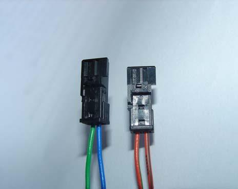 Bild 7: die 4 entfernten Kabel werden in die beigelegten Steckerhülsen gesteckt: Steckerhülse 1: orange/grün -> Pin 1 (siehe Pfeil) orange/braun -> Pin 2