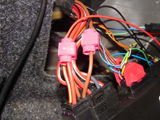 Bild 9: Anschluß der Versorgung: Der Anschluss der Spannungsversorgung erfolgt mit Hilfe der Quetschverbinder an den Kabeln des schwarzen Steckers der Verdecksteuerung: Das rote Kabel (+12V) des