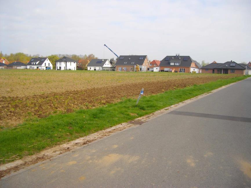 Im Hintergrund sind die an der Straße In den Zäunen bzw. Cronsbruchstraße stehenden Häuser und auch der westliche Teil des nördlich angrenzenden Neubaugebietes zu sehen.