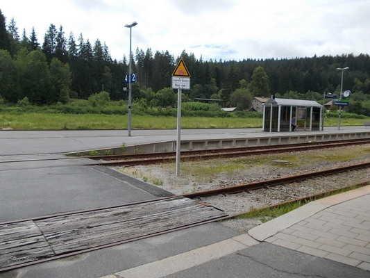 Bahnsteig Grenzbahnhof Bayerische Eisenstein Bahnausstieg mit Wartehäuschen Weg von
