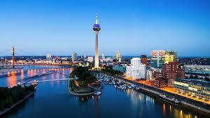Stadt Düsseldorf Die Landeshauptstadt Nordrhein-Westfalens und der Behördensitz des Regierungsbezirks ist Düsseldorf. Die Stadt am Rhein ist mit 617.