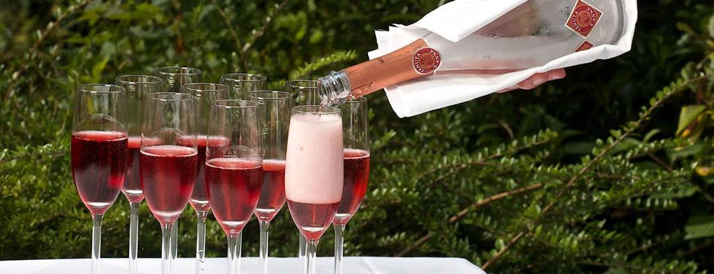 Aperitif Seien Sie unser Gast und feiern Sie mit Ihren Gästen Chardonnay Sekt 0,75 l 29,80 Euro Cuvée Rose Spumante Champagner Orangensaft Saisonaler Sirup z. B.