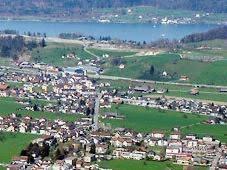 Siebnen besteht somit aus den Ortsteilen Siebnen-Galgenen, Siebnen-Schübelbach und Siebnen-Wangen. Die Überbauung Steinmühle gehört zur Gemeinde Wangen mit 4736 Einwohner, davon rund 4000 in Siebnen.