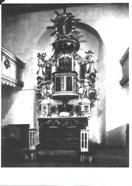 Herzog Rudolf Friedrich ließ z. Z., als sie Zufluchtskirche war, zur Aufnahme der vielen Gläubigen aus dem Krs. Schweidnitz, einen Anbau errichten und 3 Emporen einbauen.