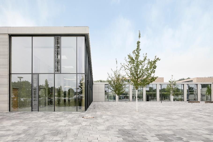 Bild 1: Ziegel, Glas und Beton-Stülpschalung das sind die drei tragenden gestalterischen Elemente der Fassade der neuen Gesamtschule in Lippstadt, die zum Schuljahr 2017/2018 den Betrieb aufnahm.