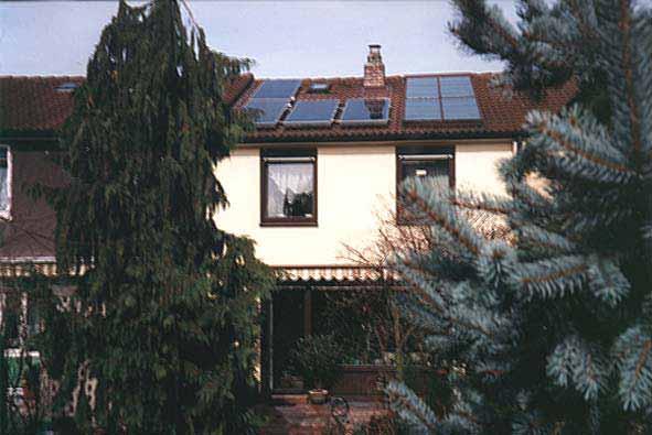 WOHNHAUS BARTHEL, NÜRNBERG Anlage 1: 8,8 m² Umluftkollektoranlage zur solarunterstützten Beheizung der Wohnräume
