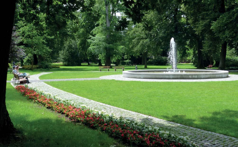 20 DER GRÜNE FÄCHER PARKS UND ANLAGEN IN KARLSRUHE GARTENBAUAMT 21 SCHLOSSGARTEN DURLACH Ebenso wie die Stadt Durlach um einiges älter ist als Karlsruhe, blickt auch der Durlacher Schlossgarten auf