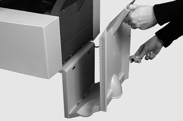 Ausführen eines Jobs 3 Den Auffangbehälter anpassen Der Auffangbehälter muss ggf. an das verwendete Material angepasst werden. 1.