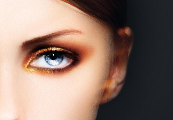 Augen Augen Schlichte schwarze Wimperntusche oder dramatischer Lidschatten Augen-Make-up soll die