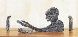 Bildhauer mit seinen Figuren, 2005 Bronzeguss, 27,5 x 75 x 30 cm Unikat / verlorene Form Biografie 1932 geboren in Dübendorf, Zürich 1950 52 Kunstgewerbeschule Bern 1953 54 Aufenthalt in Paris 1955