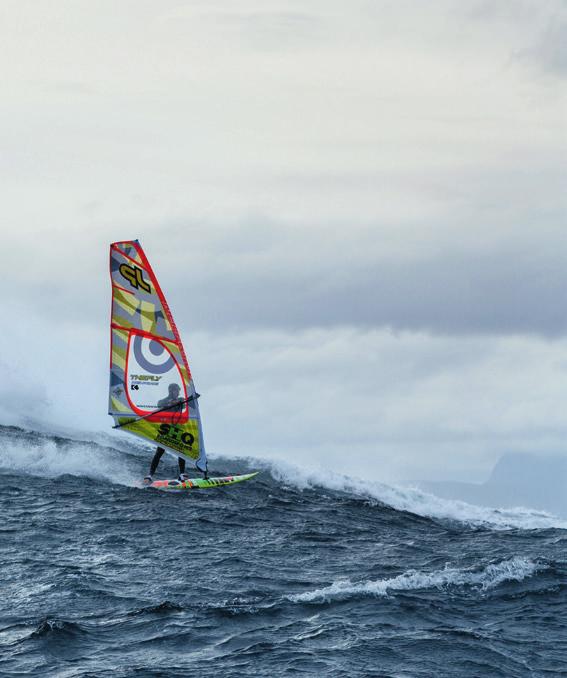 ABENTEUER GIBT ES NOCH Neues wagen MAGAZIN Das erste Mal findet diesmal 26 Kilometer vor der Südküste Tasmaniens statt. Die Welle, die Alastair McLeod, 23, anpeilt, gilt als No-go-Area für Windsurfer.