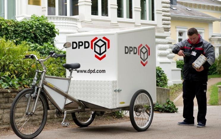 Energieeffiziente, aerodynamisch gestaltete LKW-Lastzüge DPD setzt Fahrräder in der