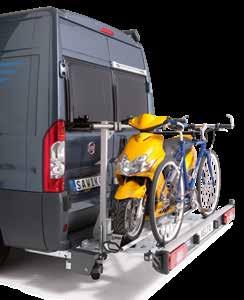 Der AGITO für ein Motorrad/Roller oder 1 Roller und 1 Fahrrad ermöglicht das komplette Öffnen der Hecktüren oder Heckklappen, indem der Träger komplett zur Seite geschwenkt werden kann.