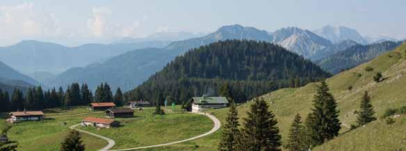 Familienwanderung zur Schönfeldhütte am Spitzingsee (a) Datum Sonntag, 26. Mai 2019 Schönfeldhütte Vom Spitzingsattel (1127m) geht es über einen Grashang in den Wald.