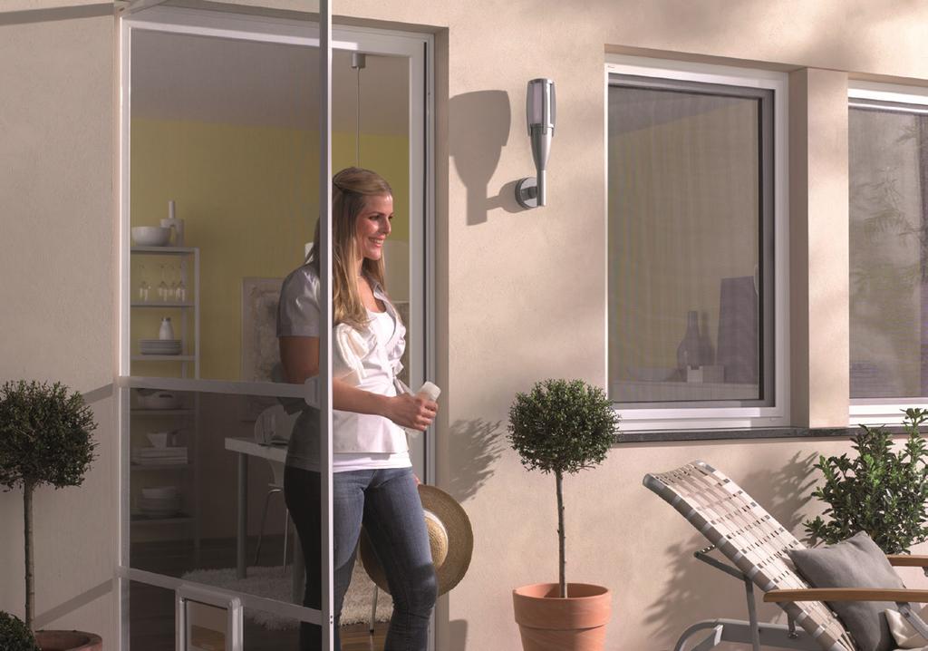 Als Vorbaurollladen nachträglich von außen vor Ihrem Fenster montiert, schützen Sie sich vor Sonne, Wärme und sorgen für Sicherheit.