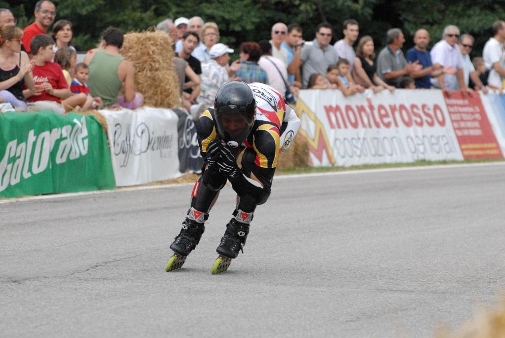 Inline Downhill Weltcup führt immer noch ein Niederbayer, der 19-jährige Moritz Nörl vom DJK-SV Adlkofen die Weltcup-Rangliste der Downhillrider an.