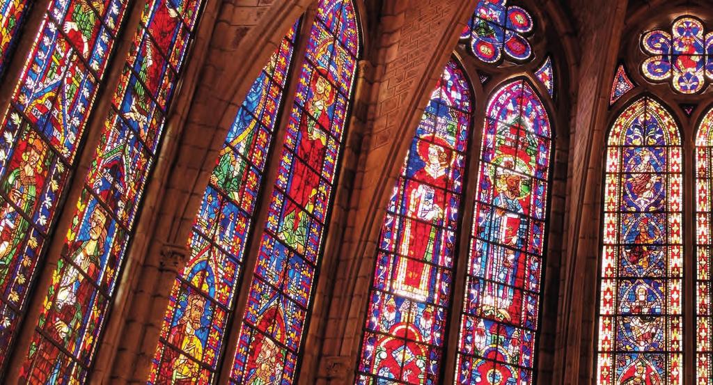 INHALT Oben: Die Glasfenster in der Kathedrale von León tauchen das Gotteshaus in ein farbenfrohes Licht. Die Fenster sind teils schon im 16.
