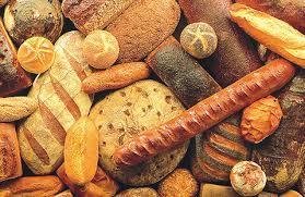 Menschen essen Brot (und Teigwaren) Brot (und Teigwaren) besteht hauptsächlich