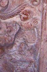 A«Grabstein-Beiwerk Auf kleinen Säulen-Kapitellchen stehen nackte Puten, die dem Ritter Altenhaus beim Halten der