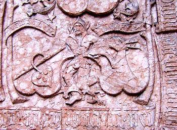 Hier kommt im unteren Teil des Grabmales ein Wappenschildhalter vor, welche Sickinger gerne bei der Darstellung von Allianzwappen einsetzte.