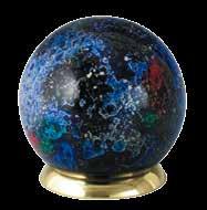 Das Dekor wird als flüssiges Glas auf den kobaltblauen Urnenkörper aufgebracht; somit kreiert sich das
