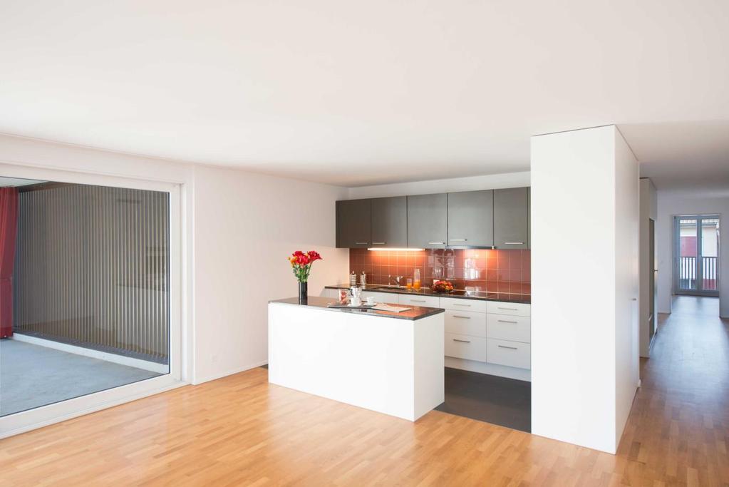 BESCHRIEB WOHNUNG / AUSSTATTUNG Die moderne und helle Wohnung verfügt über eine offene Küche mit modernsten Geräten wie hochliegendem Backofen, Glaskeramikkochfeld und ist integriert in den Wohn- und