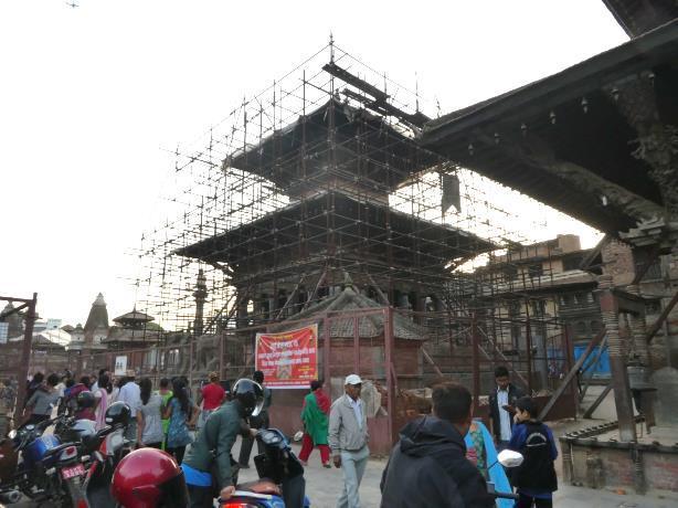 5 Sonstiges Positiv ist zu berichten, dass man zwischenzeitlich bei den bedeutenden Weltkulturerbestätten wie z.b. in der Altstadt von Patan mit dem alten Königspalast und den verschiedenen Tempeln massiv dabei ist den Wiederaufbau voranzutreiben.