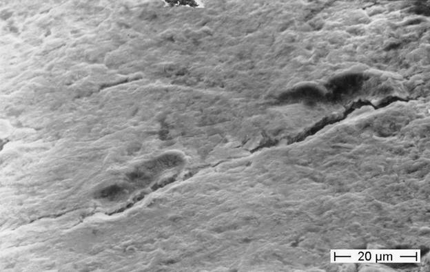 Flache Krater haben in Bild 8 und Bild 9 als Riss-Starter gedient.