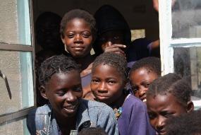 Sambia-Initiative Herbstvorhaben der Samibia-Initative und Aufklärungsarbeit der Gossner Mission zur Ausbildung von Mädchen Wie deutlich wird uns nach diesem heißen trockenen Sommer doch die