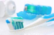 Zur täglichen Mundhygiene gehören deshalb: Zahnbürste und fluoridhaltige Zahnpasta zur Entfernung von Plaque eventuell