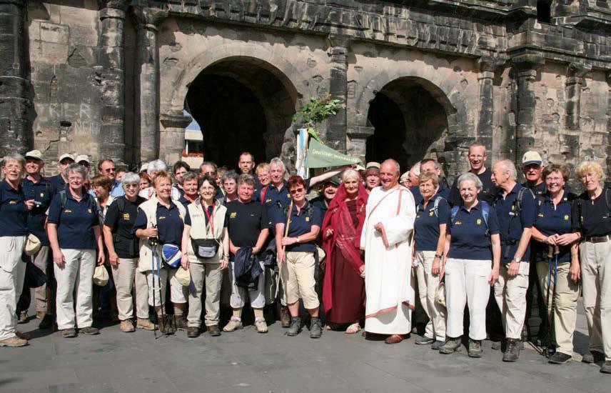 000 J ahre alten Stadttor in Trier, der Porta Nigra, und begleiteten sie zur Residenz