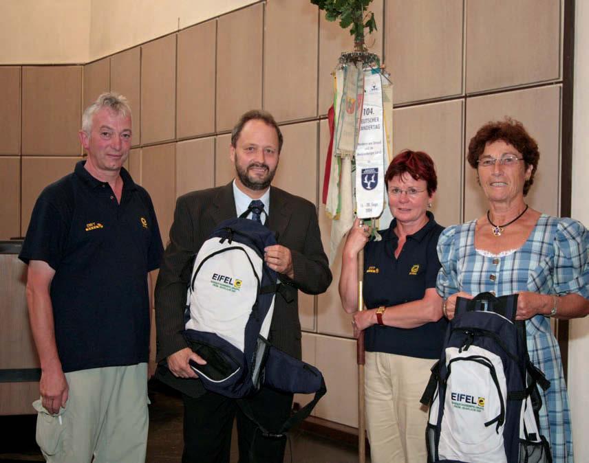 WANDERTAGSWIMPELGRUPPE 2007 11 Stadtratsmitglied Hans-Alwin Schmitz (2. v. l.) freut sich über die Gaben aus der Eifel, übereicht von der Wimpeldelegation Maria Weinand und Anita Kruppert (3. und 4.