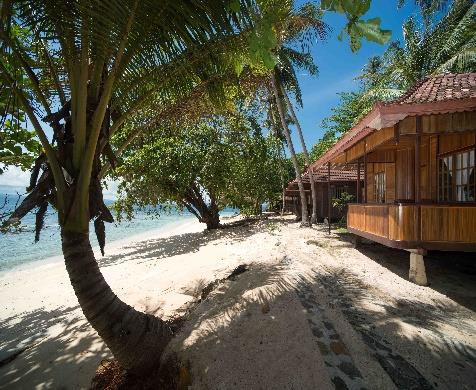 Das Resort liegt in ruhiger Lage und einzeln an einem schönen, weißen Sandstrand in der Bangka Inselgruppe.