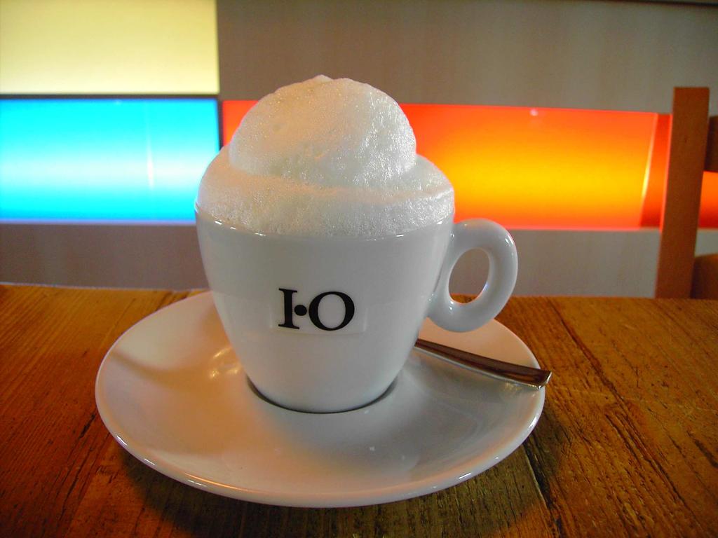besteht. Er basiert auf dem österreichischen Kapuziner, normalem Kaffee, der mit Schlagsahne vermischt wurde.