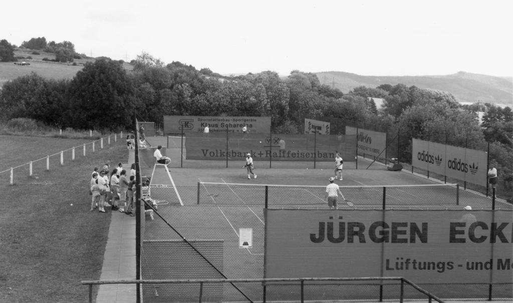 Sparte Tennis A ls regelrechten Meilenstein für die weitere Zukunft des TSV 09 bezeichnet der erste Vorsitzende Klaus-Jürgen Weisel die feierliche Eröffnung der Tennisanlage, die seit Juli 1991 einen