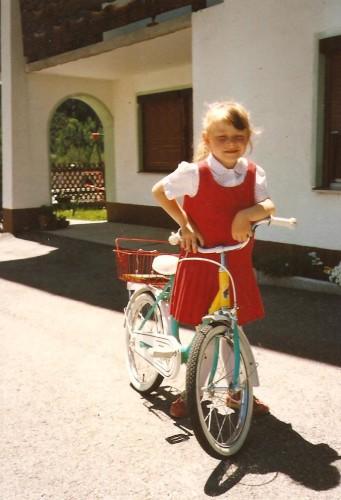 Hier seht ihr mich mit meinem Fahrrad, das war mein ganzer stolz und am liebsten bin ich auf