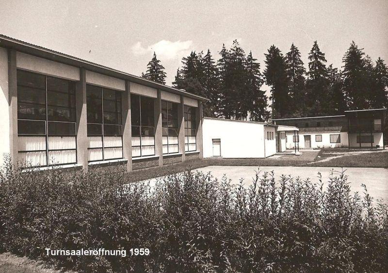 Im darauffolgenden Jahr wurde der Sportplatz und die Tennisanlage errichtet. Von diesen großen Investitionen der Gemeinde Kalsdorf profitierte der ATUS Kalsdorf nun in allen Belangen.