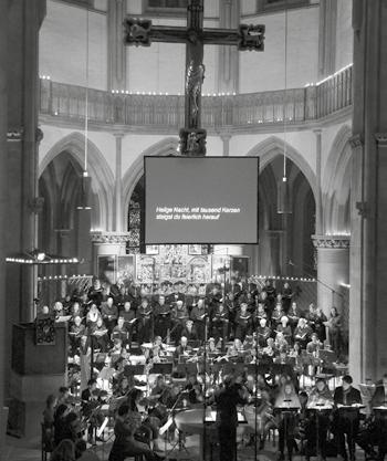 Rückblicke auf die Advents- und Weihnachtszeit Wuchtige Klänge Weihnachtskonzert der 1000 Kerzen in die Marienkirche Osnabrück Am Dienstag vor dem 4.