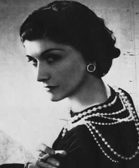 1910 eröffnet sie in Paris ein Hutatelier und drei Jahre später in einem Badeort in Nordfrankreich ihr erstes Modehaus.