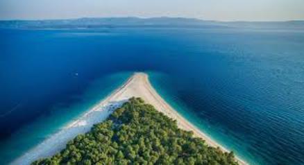 Hvar ist die längste Insel der Adria und eine der sonnigsten Inseln, bekannt rauschenden Lavendelfelder und atemberaubende Schönheit.